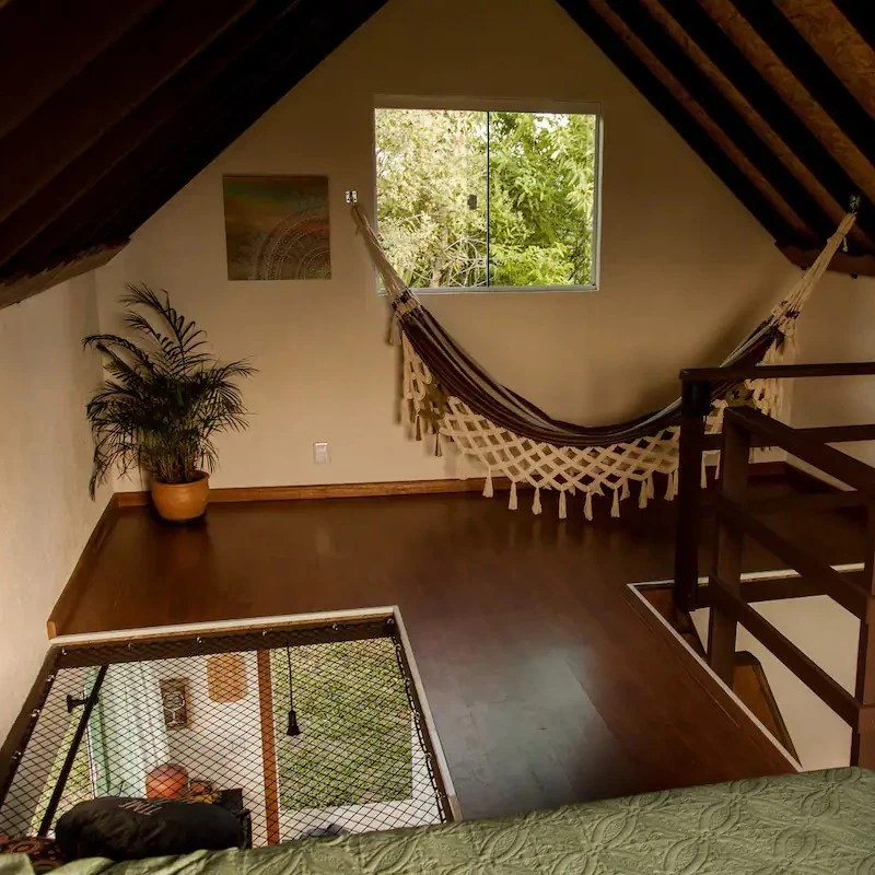 Quarto com rede e vista para a natureza