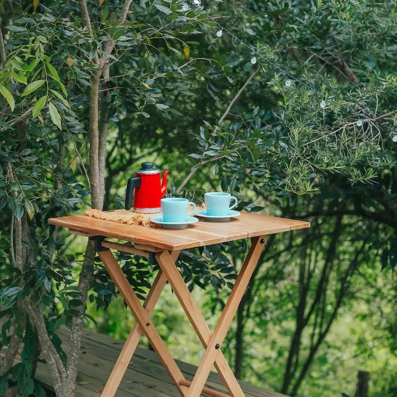 Mesa de café da manhã de frente para o bosque