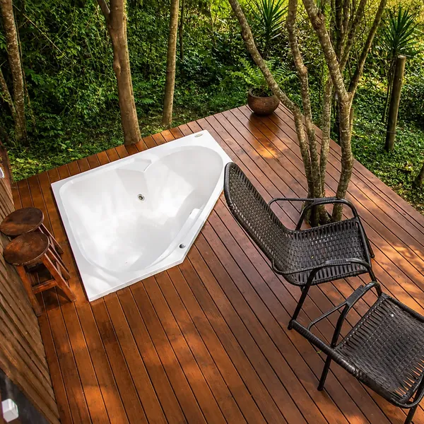 Coletivo Bambu a Pique - Cabana Vibe, deck com banheira entre as árvores do bosque