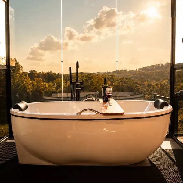 Coletivo Bambu a Pique - Cabana Vizu, banheira de frente para a parede de vidro com vista para o vale