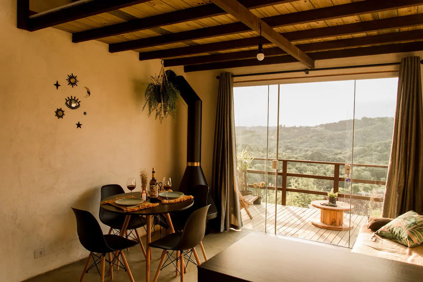 Coletivo Bambu a Pique - Cabana Lua, lareira e mesa de jantar