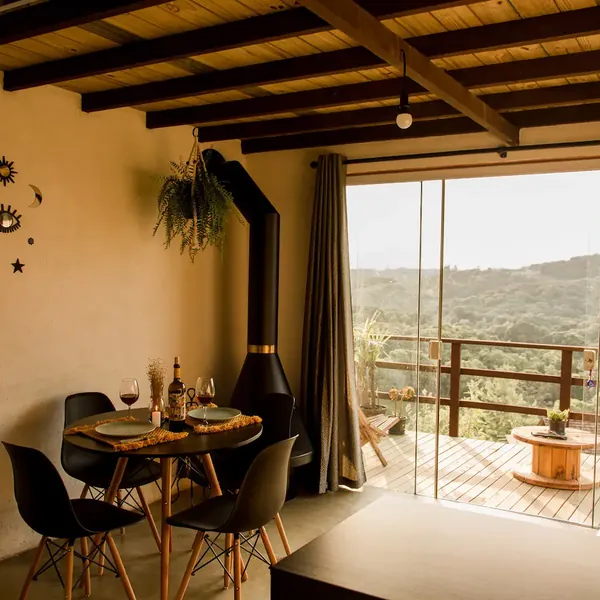Coletivo Bambu a Pique - Cabana Lua, lareira e mesa de jantar